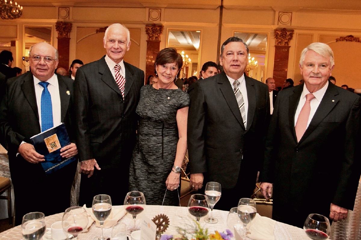 Diego Pulido, Gerardo Marrou, Élida Ester de Marrou, Juan Alfonso Fuentes Soria, vicepresidente de Guatemala y Juan Niemann. Foto Edwin Castro