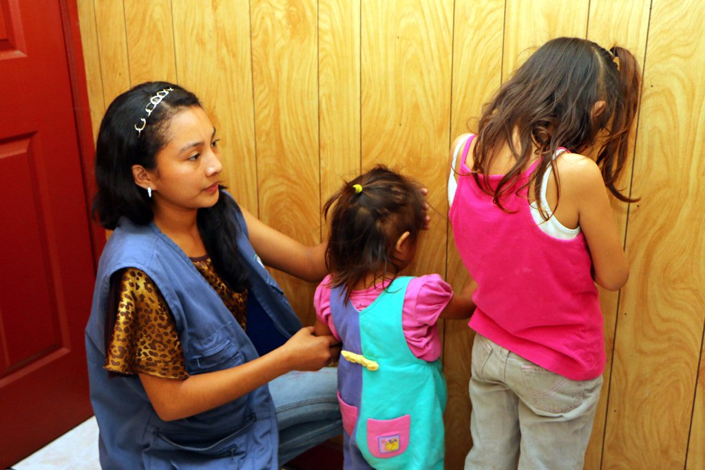 Empleada de la PGN junto a las dos hermanas rescatadas en Retalhuleu. (Foto Prensa Libre: Rolando Miranda).