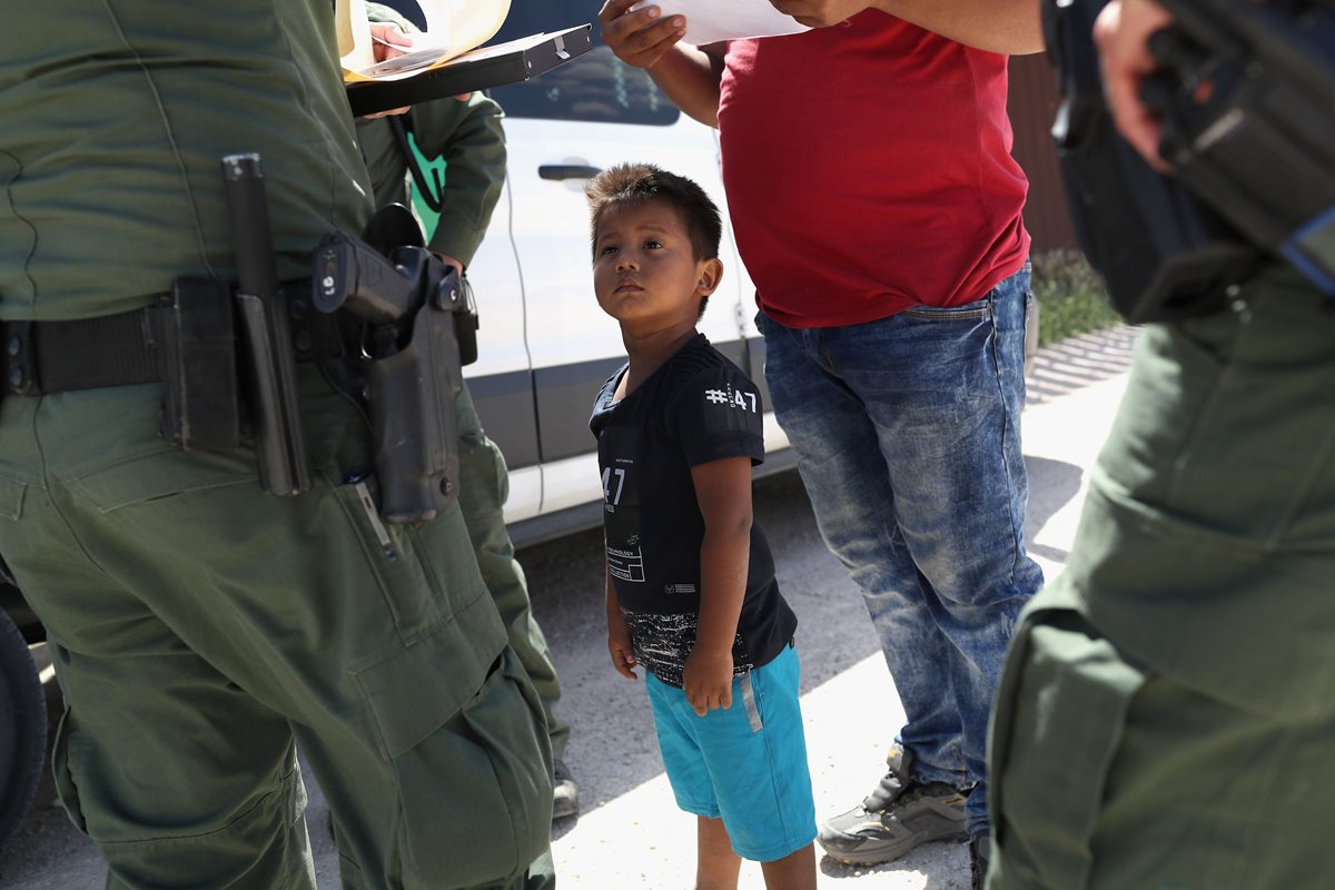 Psiquiatras y pediatras han alertado sobre las serias secuelas que pueden dejar las acciones migratorias en la vida de los niños migrantes. (Foto Prensa Libre: AFP)