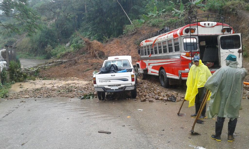 Por tercera vez en una semana no hay paso en el área conocida como El Tamarindito en Sayaché, ruta a Cobán y Quiché. (Foto Prensa Libre: Mike Castillo)