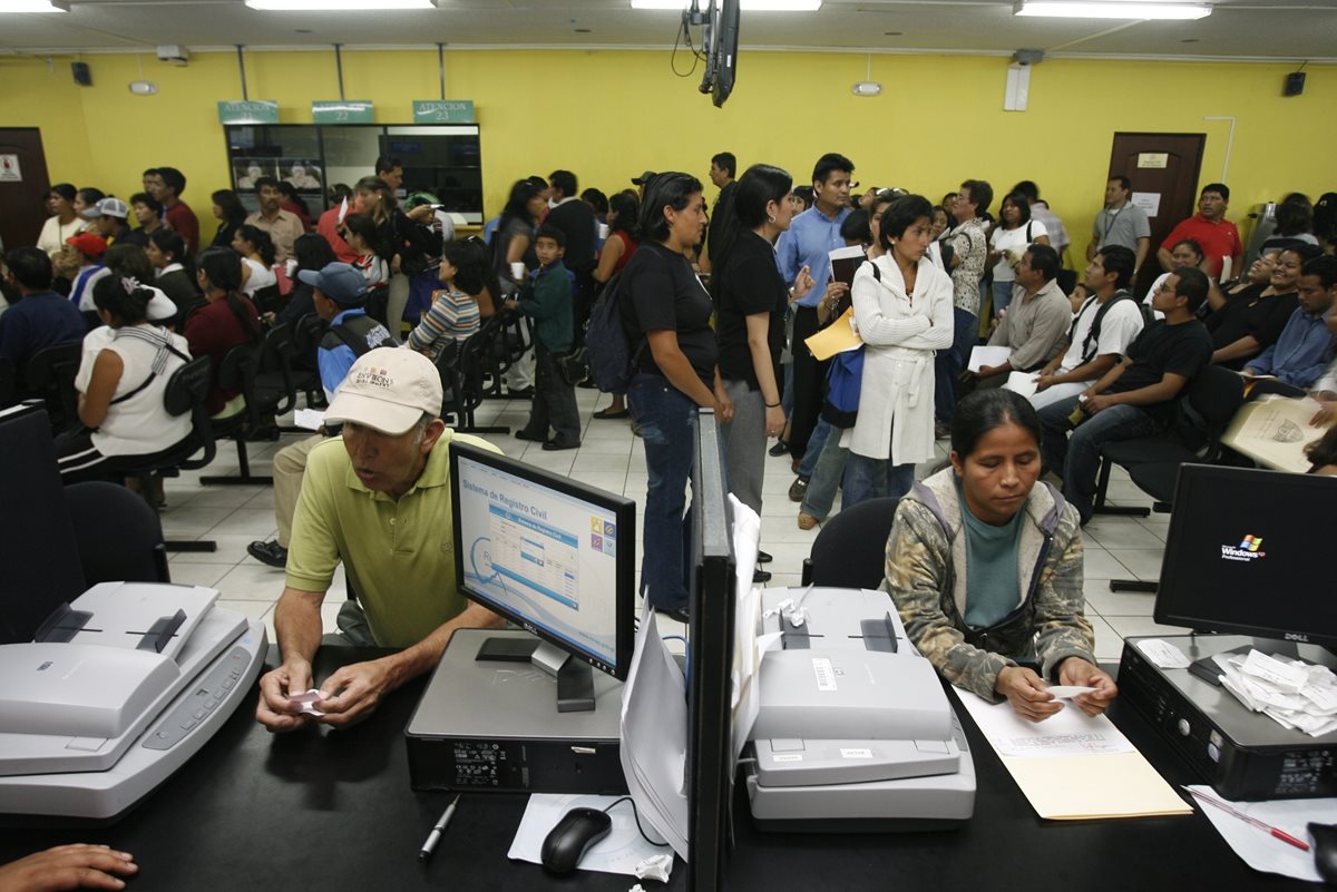 Cientos de personas hacen fila en el Renap para efectuar diferentes trámites.(Foto Prensa Libre: Hemeroteca PL)