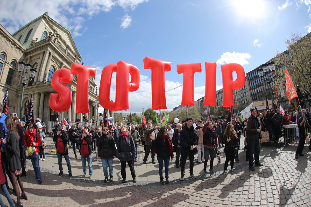 Alemanes protestan contra tratado comercial que busca firmar Obama con su gobierno. (Foto Prensa Libre: AFP)