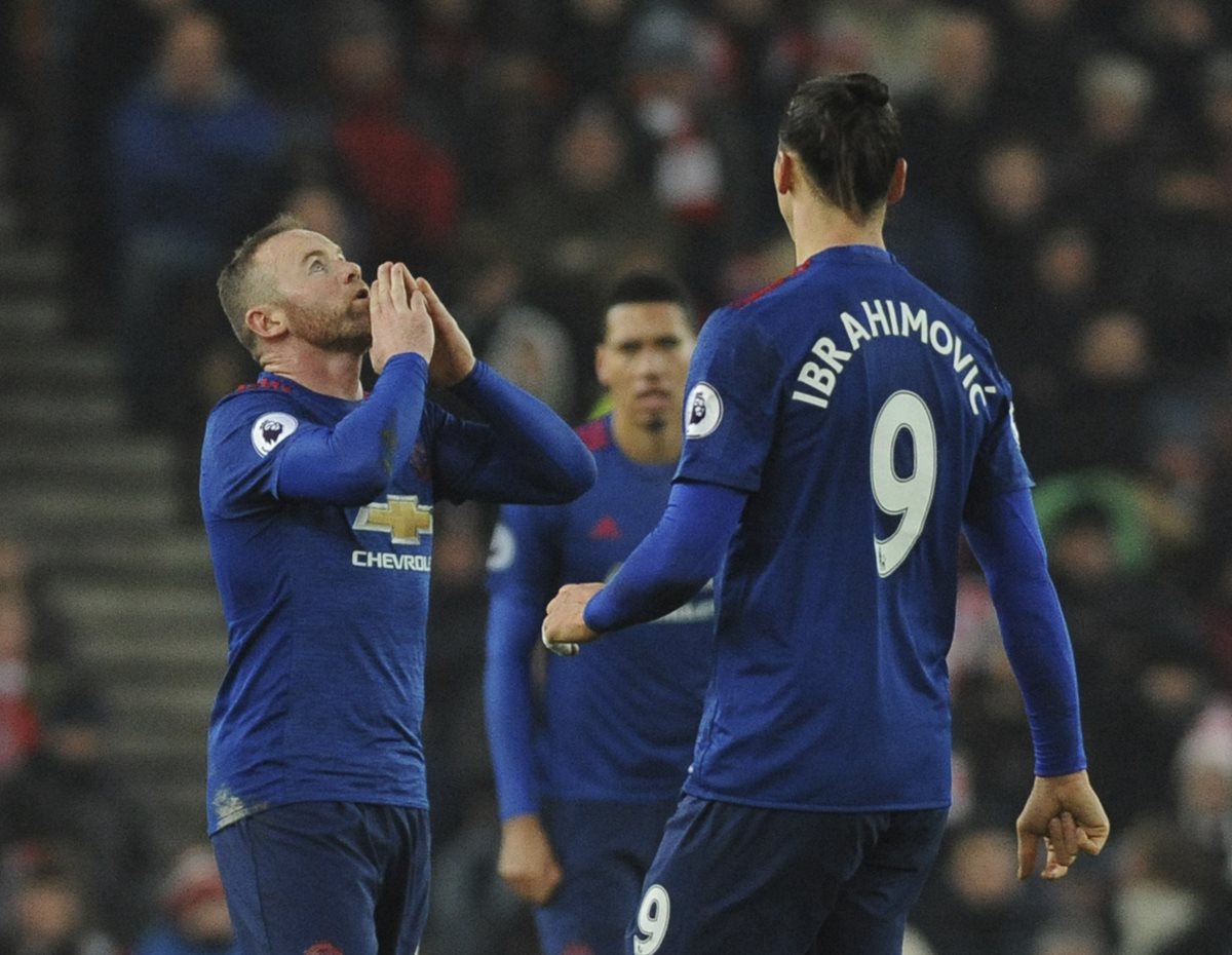 Wayne Rooney festeja luego de anotar su gol 250 con el United. (Foto Prensa Libre: AFP)