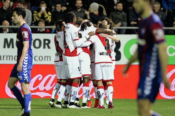 Los jugadores del Rayo Vallecano festejan, mientras que los de Éibar se lamentan. (Foto Prensa Libre: EFE)