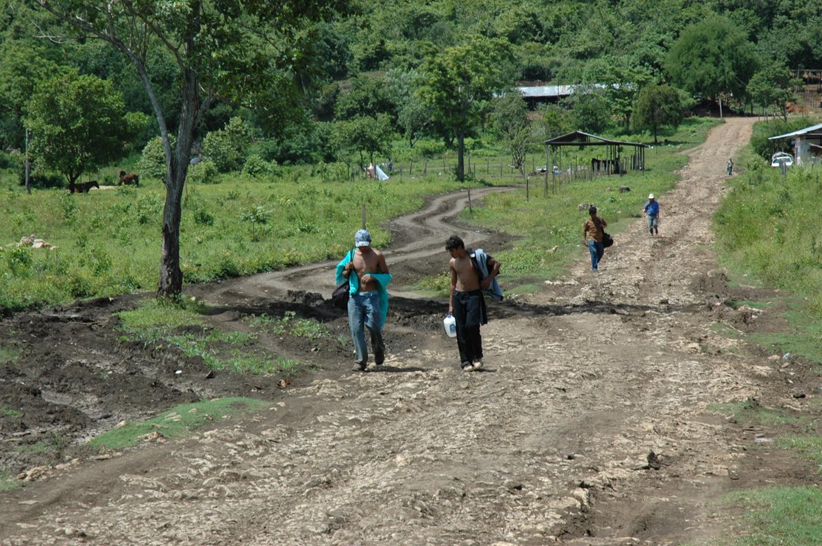 Migrantes caminan por una vereda en El Naranjo, Petén. Según el MP las redes de coyotes tienen reclutadores que son los encargados de convencer a los jóvenes a que migren ilegalmente a EE. UU. (Foto Prensa Libre: Hemeroteca PL)