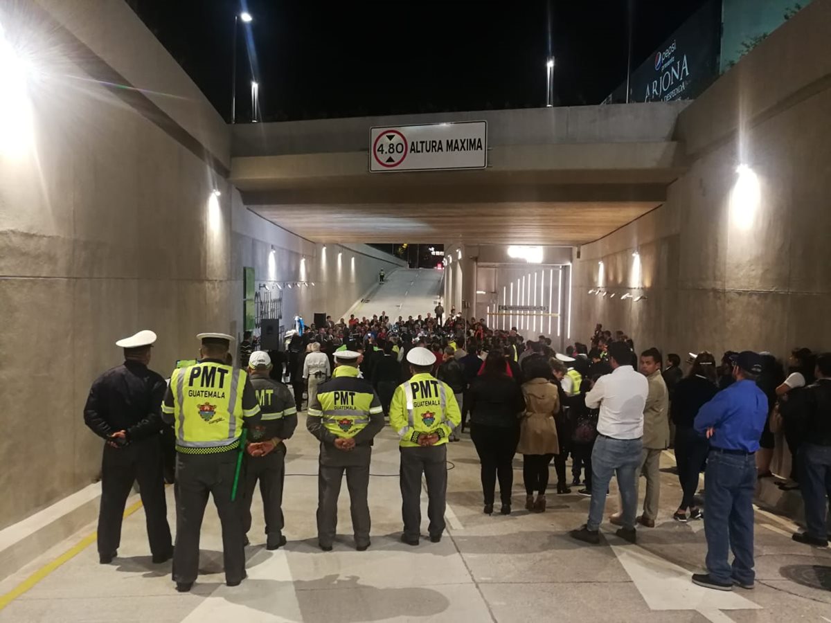 Autoridades de la comuna capitalina durante la habilitación del paso a desnivel frente al centro comercial Oakland Mall, zona 10. (Foto Prensa Libre: Edwin Pitán)