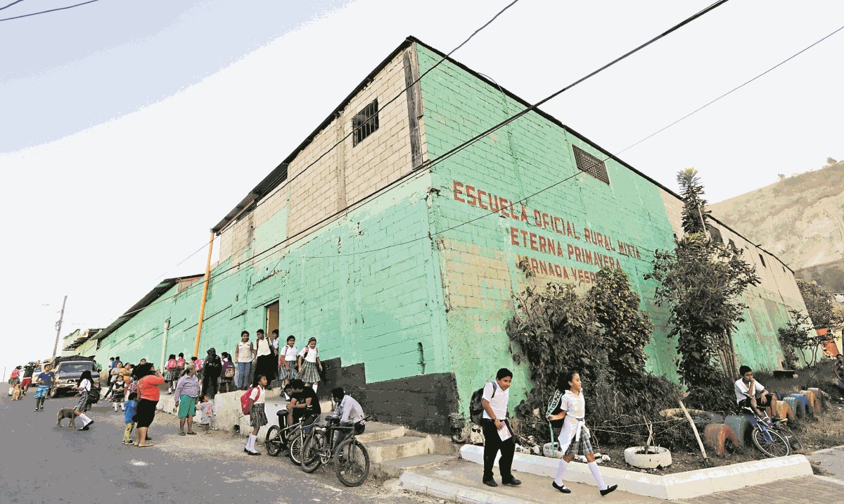 Según los padres de familia las "colaboraciones" se piden en varios establecimientos.(Foto Prensa Libre: Álvaro Interiano)