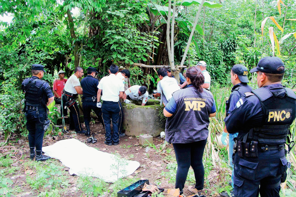 Socorristras trabajan en el rescate de un cadáver encontrado en un pozo en el cantón Pucá, San Sebastián, Retalhuleu. (Foto Prensa Libre: Rolando Miranda)