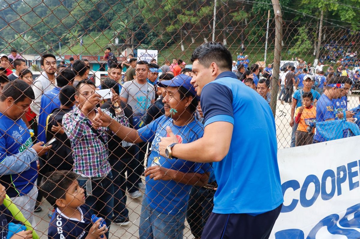 Un aficionado se toma una selfie junto a Robín Betancourth. (Foto Prensa Libre: Eduardo Sam)