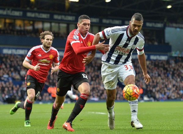 Daley Blind trata de frenar a Salomón Rondón durante el juego. (Foto Prensa Libre: AFP)