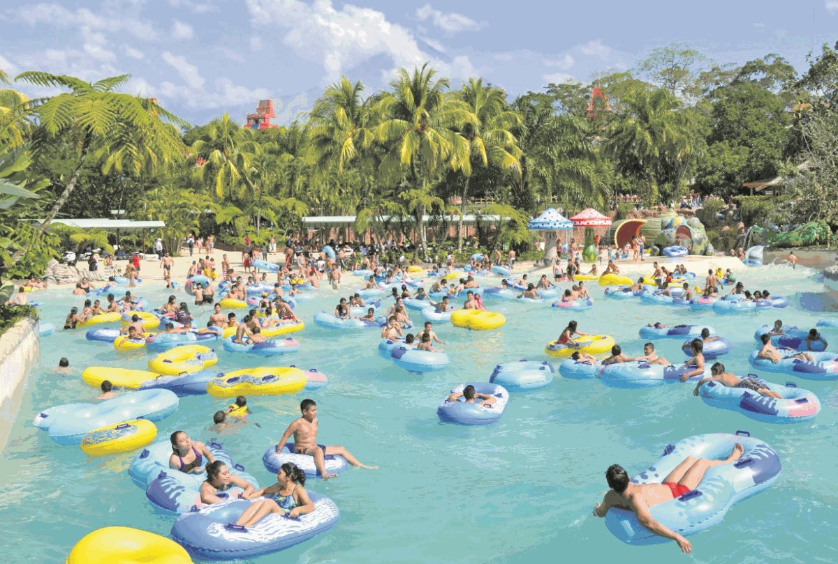 El parque acuático Xetulul, en Retalhuleu, es uno de los sitios turísticos más visitados por los capitalinos durante los asuetos. (Foto Prensa Libre: Hemeroteca PL).