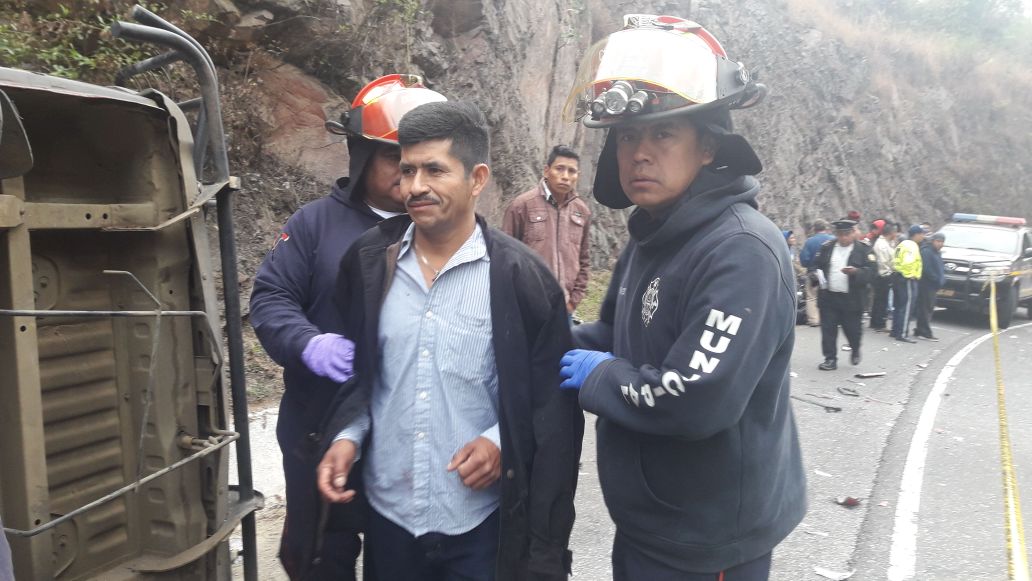 Los heridos fueron trasladados por los Bomberos Municipales Departamentales al Hospital Nacional de Antigua Guatemala. (Foto Prensa Libre: Víctor Chamalé)