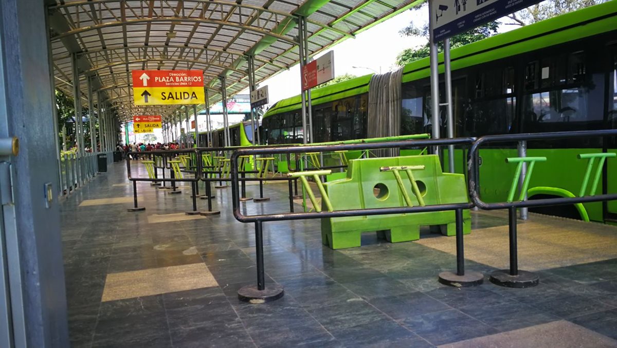 Las unidades del Transmetro han sido paralizadas por lo que en el eje sur el servicio es irregular.