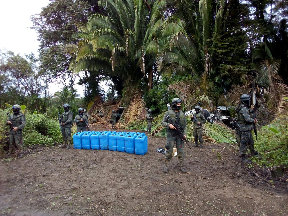 En el lugar también se hallaron varios recipientes para almacenar combustible. (Foto Prensa Libre: Cortesía)