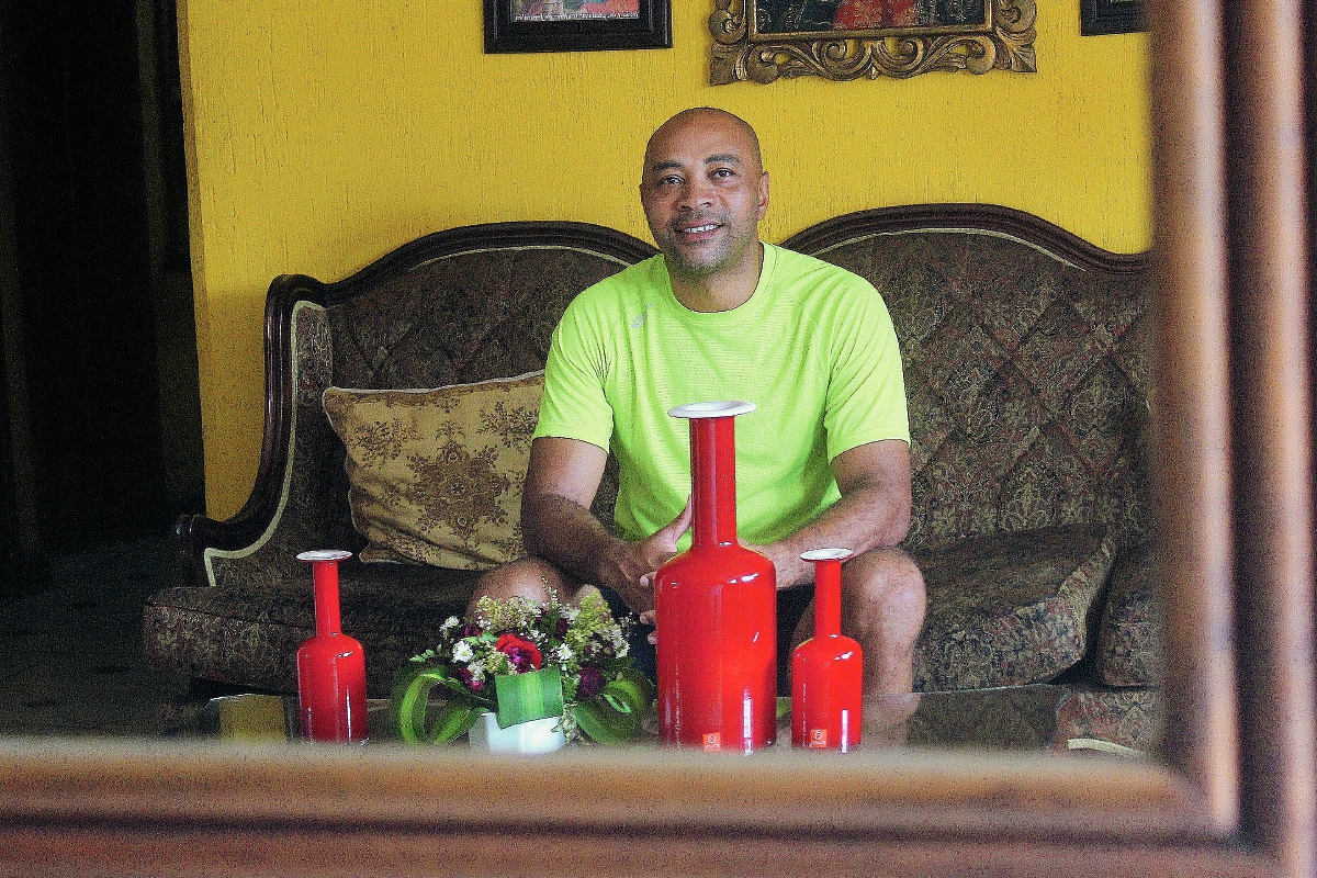 Mauricio Wright, durante una entrevista para la revista Tododeportes. (Foto Prensa Libre: Carlos Ventura)