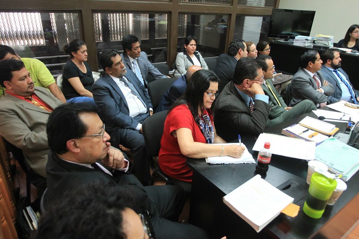 Edgar Ruíz, exalcalde de Antiguaa, y otros detenidos entre ellos de su corporación y auditores en audiencia, en el Juzgado de Mayor Riesgo B (Foto Prensa Libre: Hemeroteca PL)