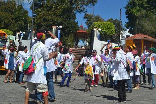 Integrantes de Fábrica de Sonrisas efectúan una dinámica en la cuidad de Sololá. (Foto Prensa Libre: Édgar Sáenz) <br _mce_bogus="1"/>