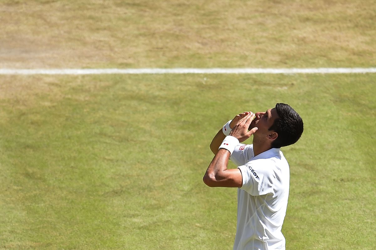 Nole agradece el apoyo de sus aficionados al avanzar a la final. (Foto Prensa Libre: AFP)