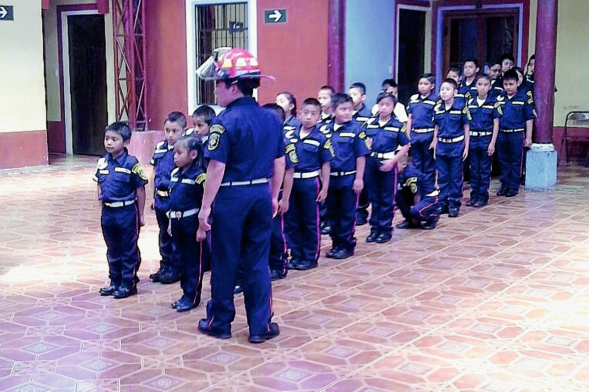 Veinticinco niños forman la primera promoción de la Brigada Infantil de Bomberos Municipales de Chichicastenango, Quiché. (Foto Prensa Libre: Óscar Figueroa)