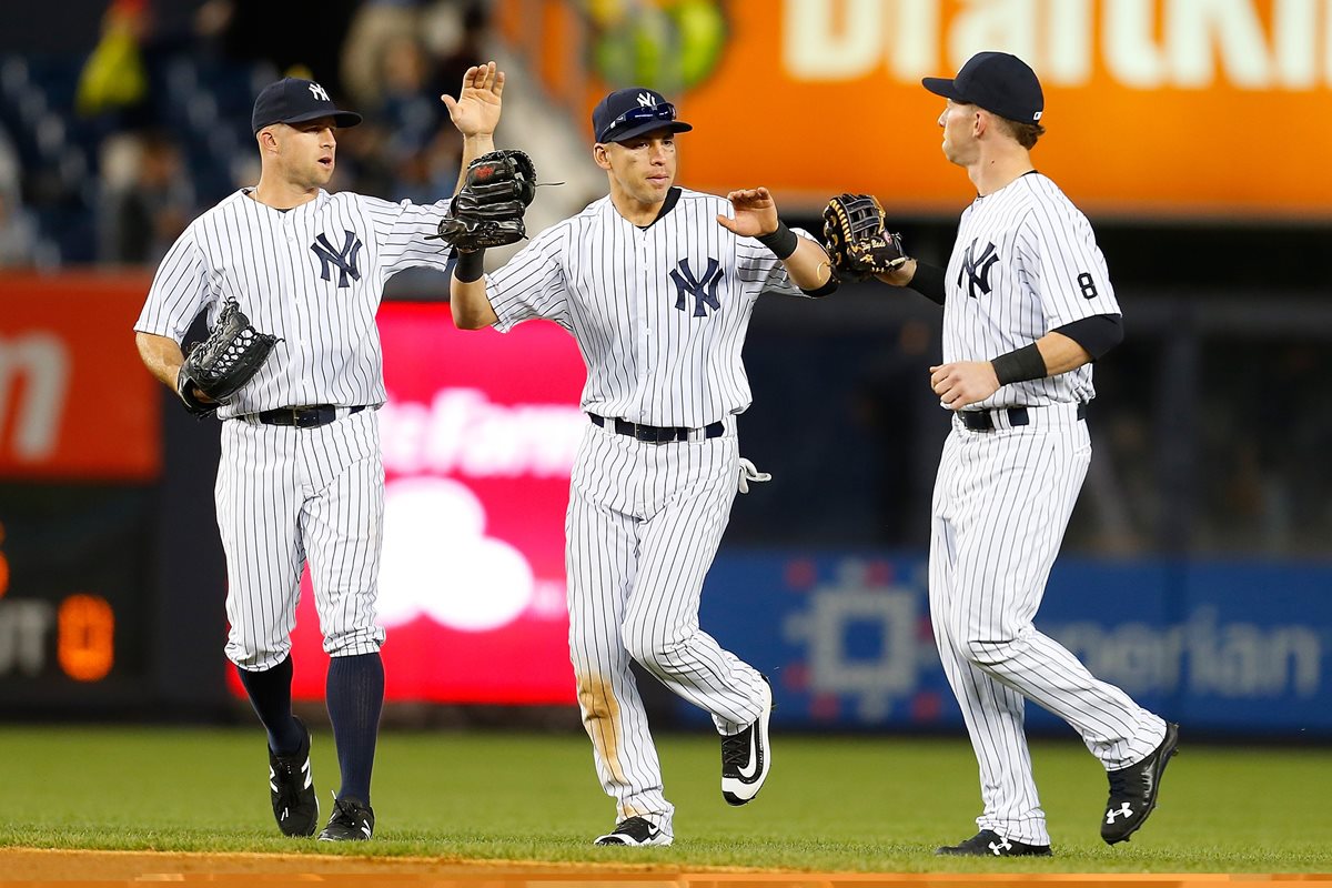 Brett Gardner #11, Jacoby Ellsbury #22 y Slade Heathcott #72 celebran el triunfo. (Foto Prensa Libre: AFP)