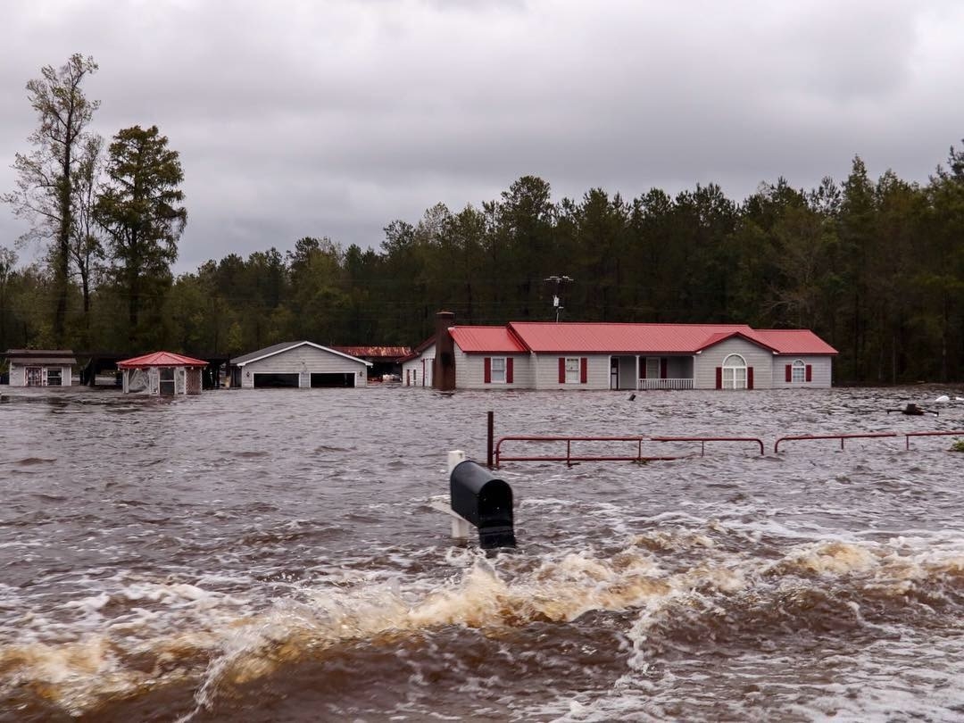 Varias ciudades de Carolina del Norte permanecen anegadas. (Foto Prensa Libre: Cortesía)