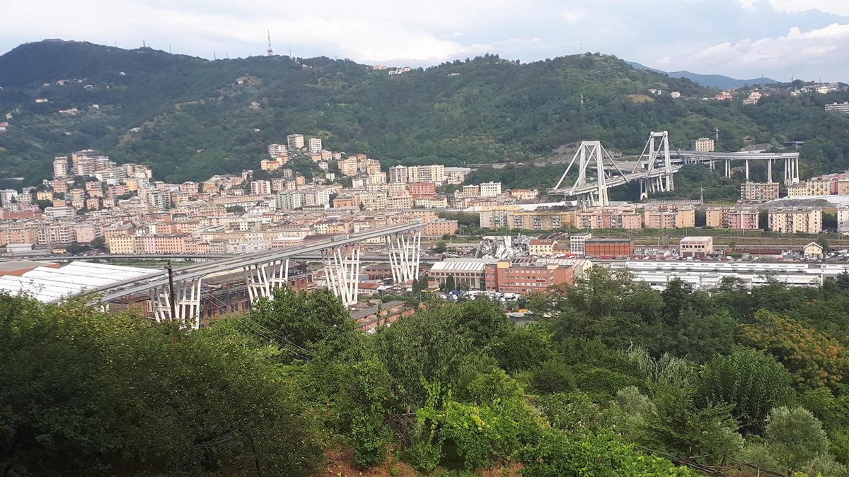 Vista general tras el derrumbe de un viaducto en Génova, Italia. (EFE)