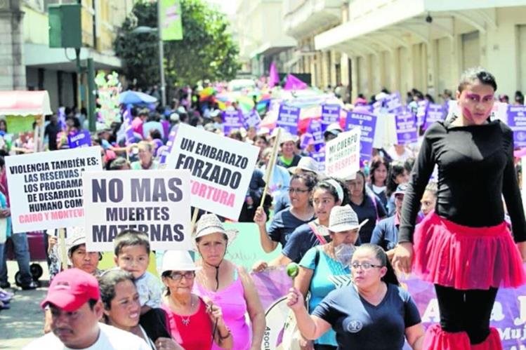 Periódicamente mujeres exigen respeto a la vida y la erradicación de la violencia. (Foto Prensa Libre: Hemeroteca PL)