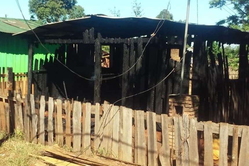 Así quedó parte de la casa que fue incendiado por una discusión por el superclásico argentino. (Foto Prensa Libre: El Territorio, Misiones)