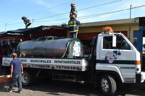 Bomberos controlan cortocircuito en la Placita Barrios, Coatepeque. (Foto Prensa Libre: Édgar O. Girón)<br _mce_bogus="1"/>