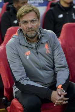 El entrenador alemán del Liverpool, Jürgen Klopp observa a sus dirigidos en el duelo frente a la AS Roma. (Foto Prensa Libre: EFE)