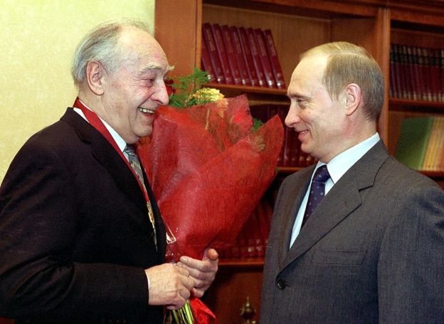 Vladimir Putin condecora a Vyacheslav Tikhonov, quien interpretó a Stierlitz. GETTY IMAGES