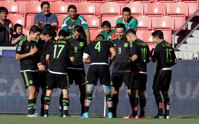 Erick Torres celebra una de las anotaciones de la victoria de México (Foto Prensa Libre: AP)