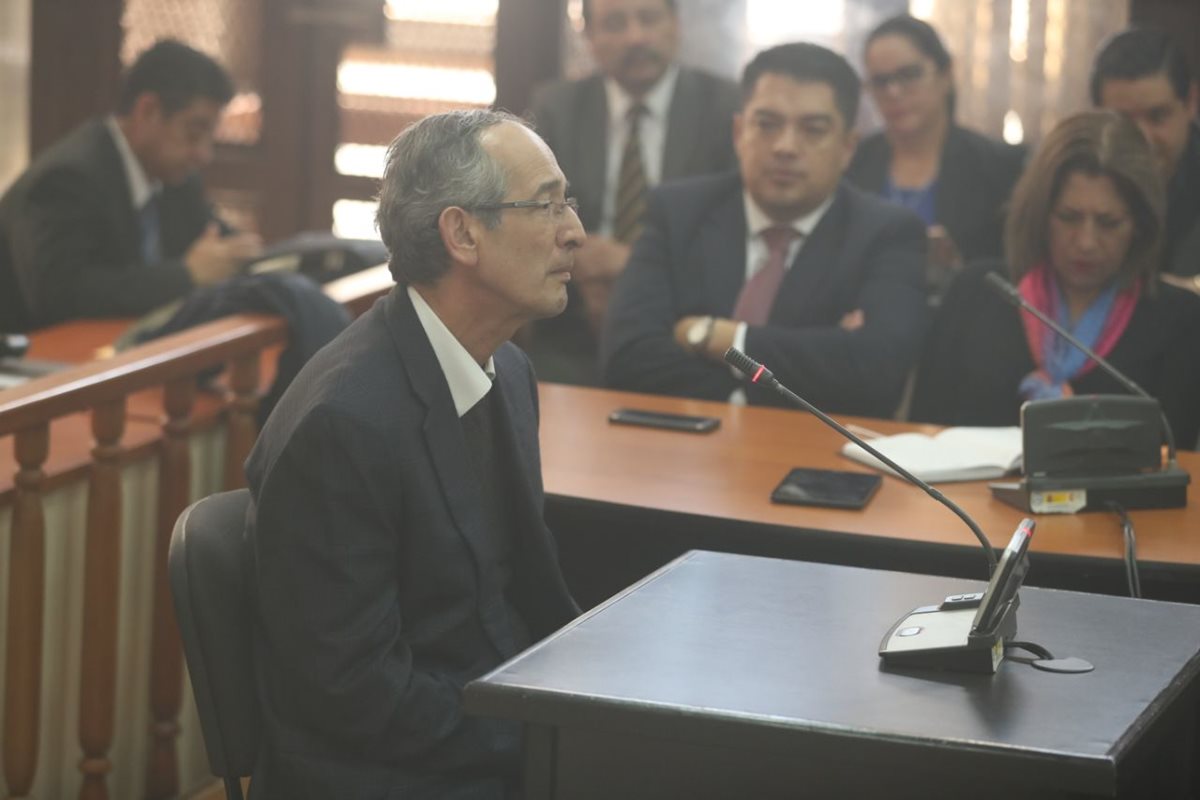 El expresidente Álvaro Colom fue capturado este martes, señalado por el MP y la Cicig de haber participado en el caso de corrupción del Transurbano. (Foto Prensa Libre: Esbin García)