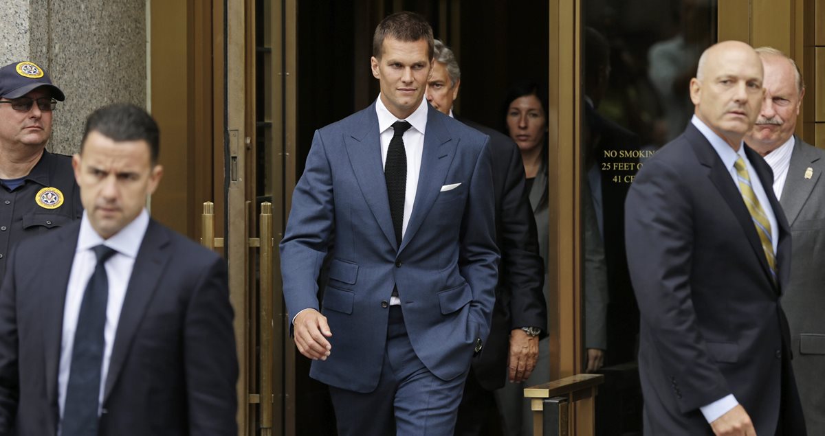 El mariscal de campo (quarterback) de los Patriots de Nueva Inglaterra, Tom Brady, abandona el tribunal federal de Nueva York, Estados Unidos. (Foto Prensa Libre: EFE)