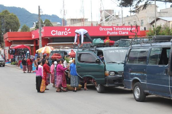 Vecinos abordan  un colectivo urbano que sale del parque central de Totonicapán hacia una comunidad.