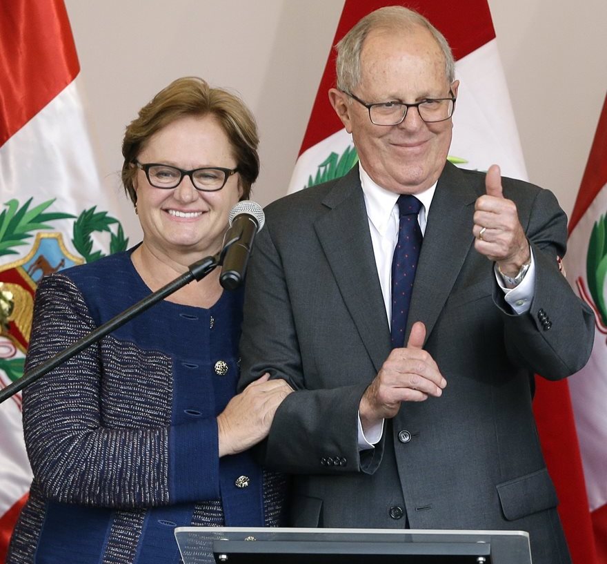 Pedro Pablo Kuczynski festeja el triunfo junto a su esposa Nancy Lange, en Lima, Perú. (Foto Prensa Libre:AP).