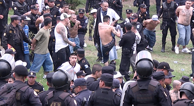 Decenas de pandilleros del Barrio 18 son sometidos a una revisión por autoridades penitenciarias. (Foto Prensa Libre: Érick Ávila)