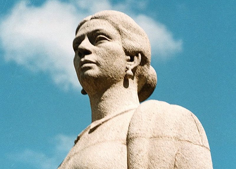 Escultura de Dolores Bedoya del artista Eduardo de León. (Foto: Hemeroteca PL)