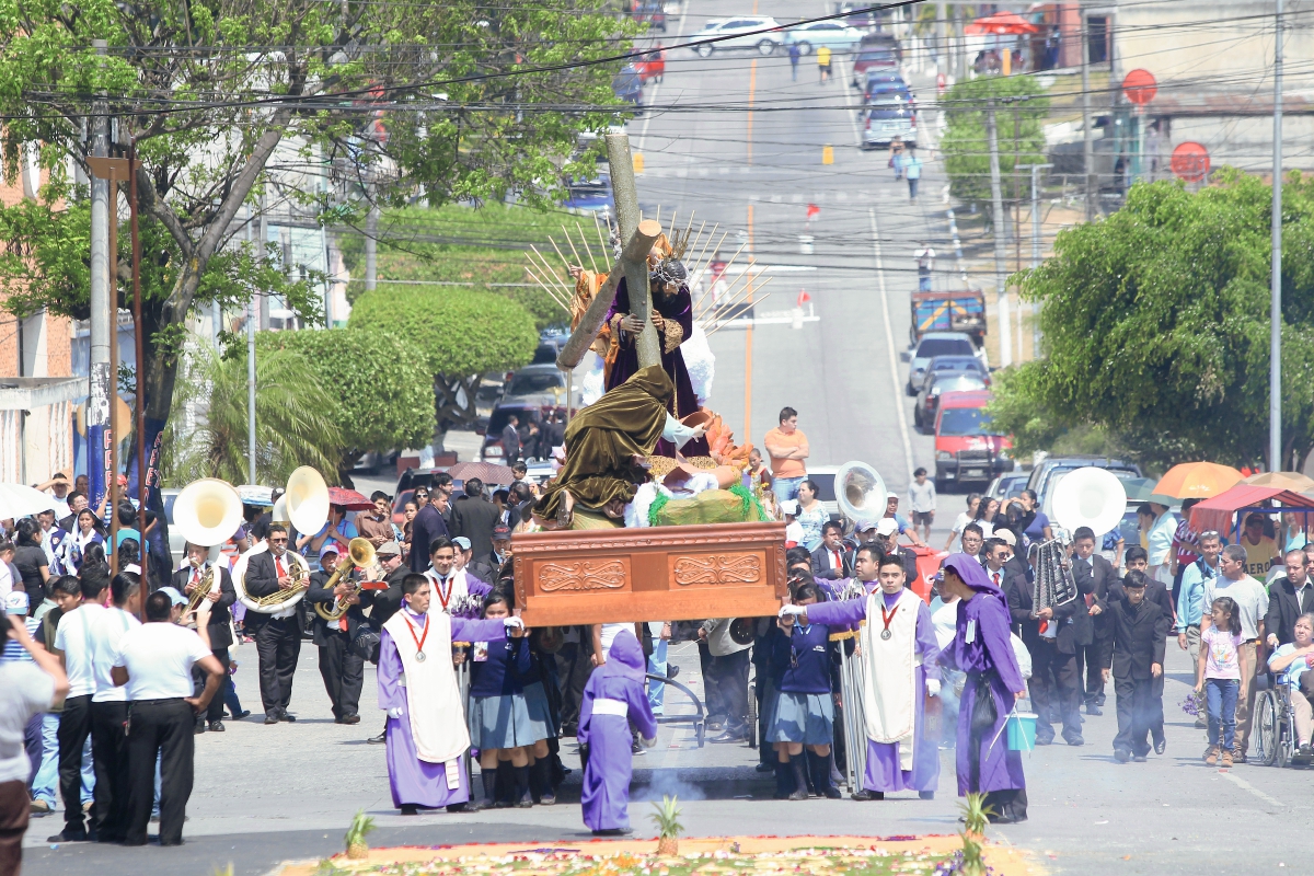 Procesión de Jesús Nazareno Redentor de los Cautivos de la Parroquia Santa Marta zona 3, sale tradicionalmente el quinto domingo de cuaresma. Foto: Hemeroteca PL