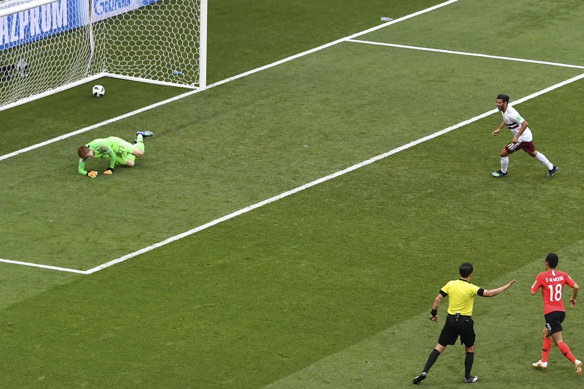 Momento en el que Carlos Vela define desde el punto penal, en el partido entre México y Corea del Sur. (Foto Prensa Libre: AFP)