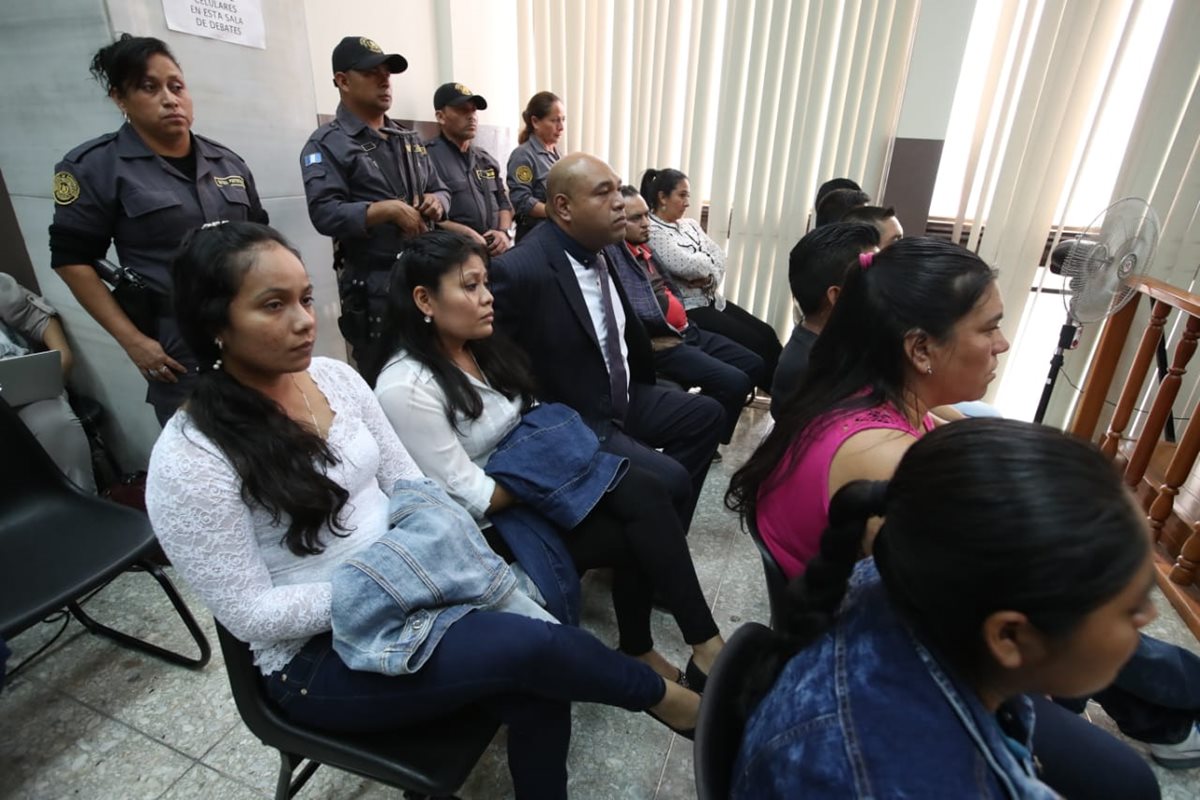 Procesados por la fuga de Marixa Ethelinda Lemus Pérez, alias la Patrona, durante la audiencia de este martes. (Foto Prensa Libre: Paulo Raquec).