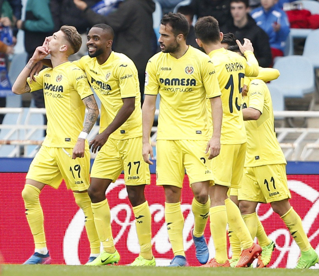 Los jugadores del Villarreal celebran el gol de Samu Castillejo (i), conseguido ante la Real Sociedad. (Foto Prensa Libre: EFE)