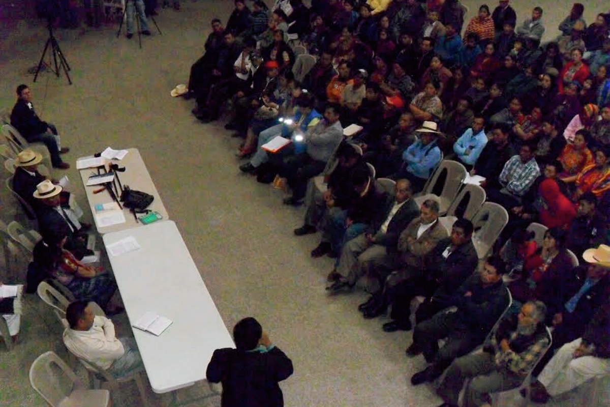 Pobladores de San Juan Comalapa en asamblea en la que decidieron expulsar a los extranjeros. (Foto Prensa Libre: Víctor Chamalé)