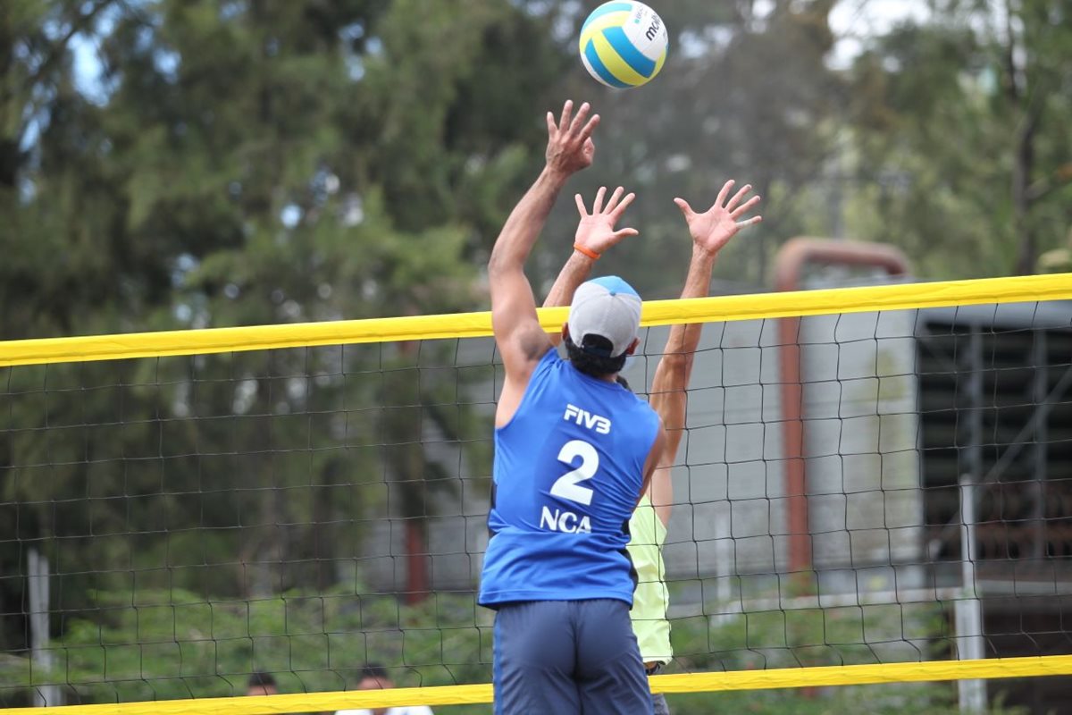 Cada movimiento cuenta en el evento de Voleibol de Playa.