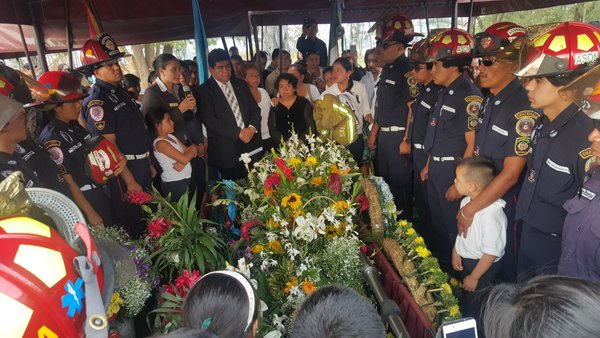 En un acto emotivo despiden al bombero Erick Limatuj quien fue inhumado en el cementerio Los Parques, Mixco. (Foto Prensa Libre: Bomberos Municipales Departamentales)