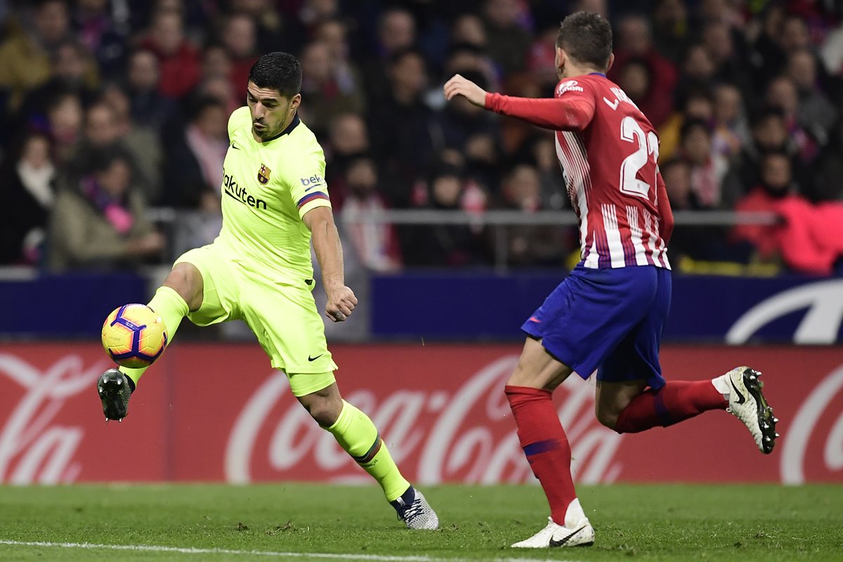 El delantero uruguayo Luis Suárez se pierde el partido contra el PSV por la Liga de Campeones de Europa. (Foto Prensa Libre: AFP)