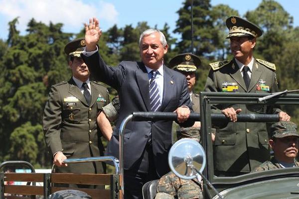 El presidente Otto Pérez Molina junto al ministro de Defensa Manuel López Ambrosio durante el aniversario de la Brigada Mariscal Zavala. (Foto Prensa Libre: Esbin García)