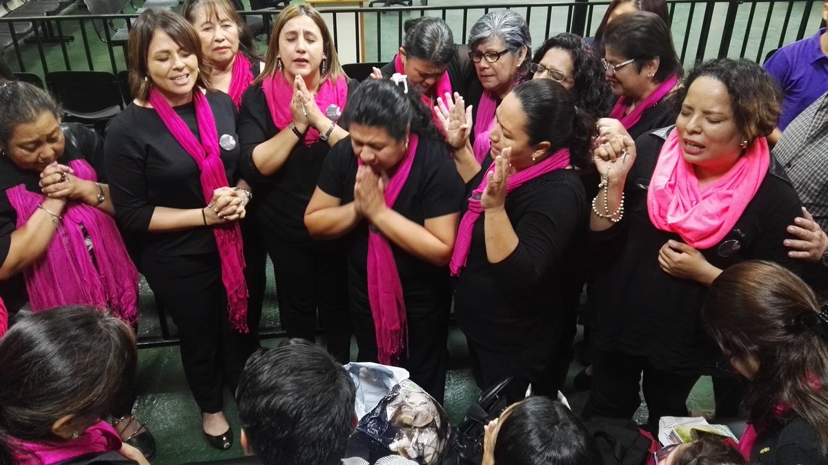 Amigos y conocidos de Anahy Keller celebran la resolución del juzgado. (Foto Prensa Libre: Jerson Ramos)