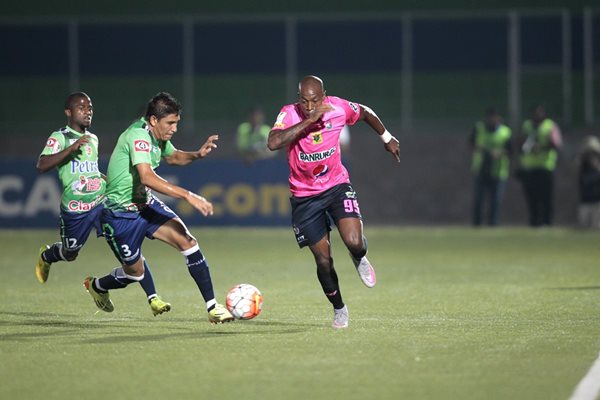 El delantero tico Johnny Woodly conduce el balón ante la presencia de dos defensores salvadoreños (Foto Prensa Libre: Norvin Mendoza)