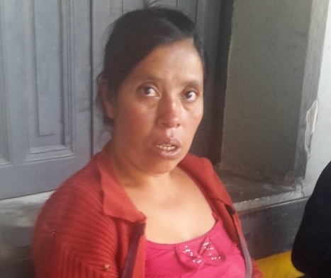 Mujer capturada señalada de haber sustraído mercadería de comercio en Santa Cruz del Quiché. (Foto Prensa Libre: Óscar Figueroa)